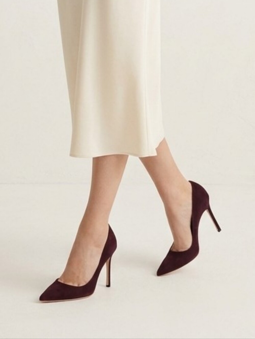 Manolo Blahnik Women's Pointed Suede Pumps in Plum 36.5